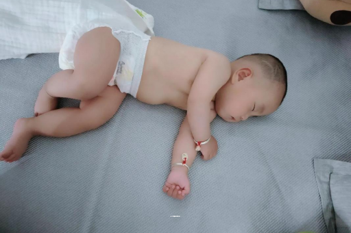 陵水怀孕多久会显肚子